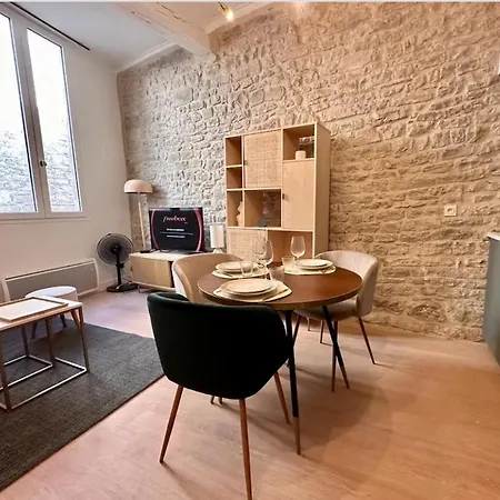 A Deux Pas Des Arenes De *