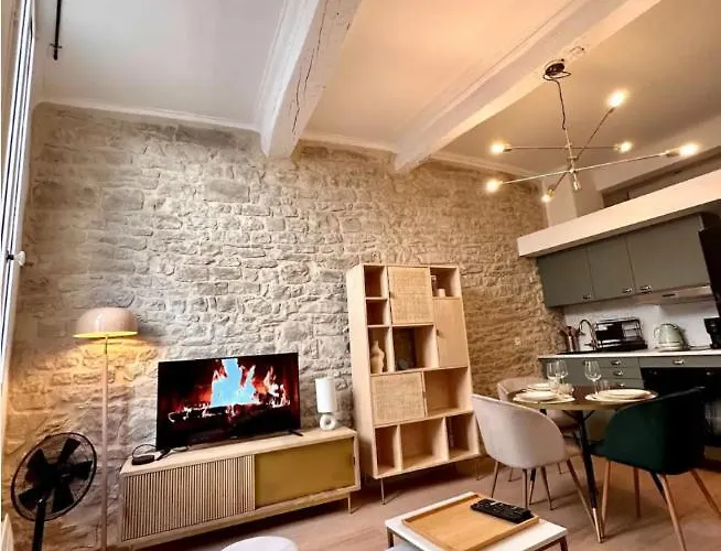 A Deux Pas Des Arenes De * נים