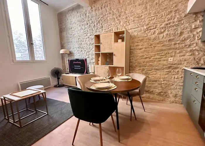 A Deux Pas Des Arenes De *